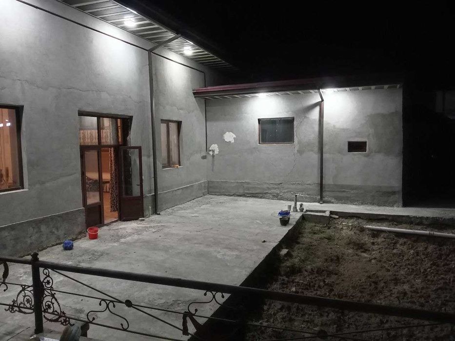 Срочна ховли сотилади.