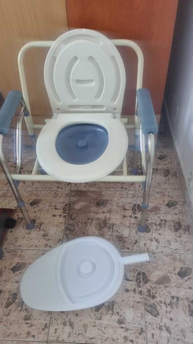 Scaun cu wc pentru persoane cu handicap