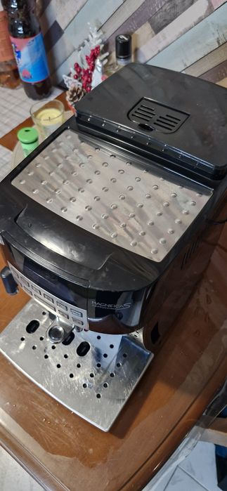 На части кафе автомат Делонги.