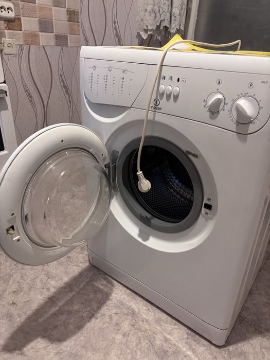 Продам стиральеую машинку Indesit