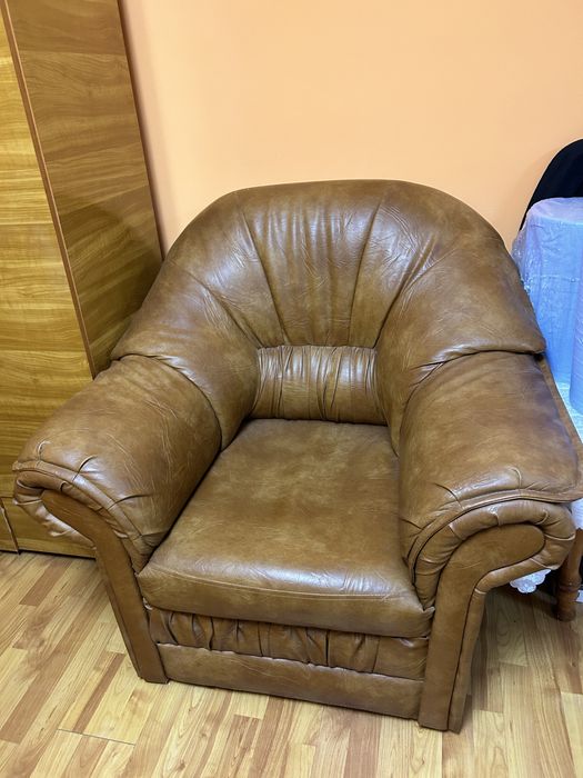 colțar extensibil din piele și fotoliu