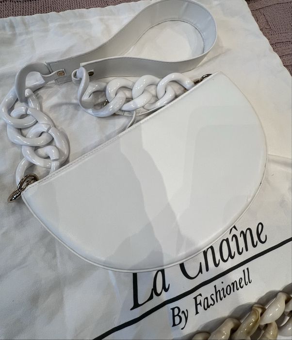 La Chaîne Moon Bag – Модерен дизайнерски силует в снежнобяло