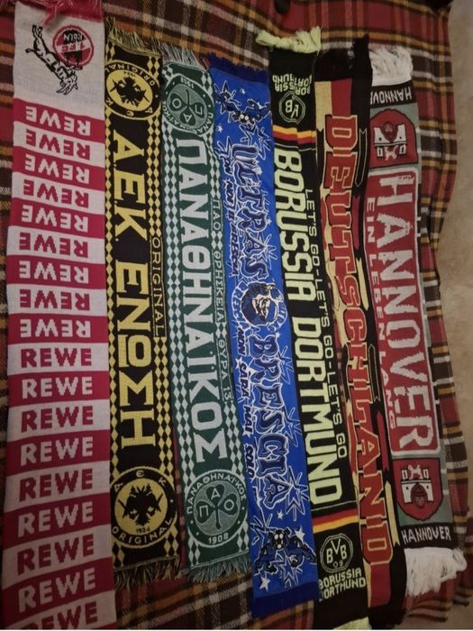 Продавам много футболни шалове