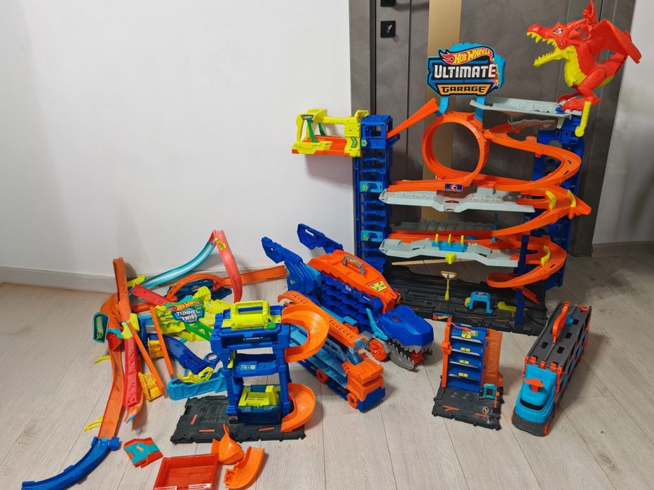 Mega Lot Hot Wheels: Ultimate Garage T-Rex, Piste, 14 Monster Trucks + 220 Mașinuțe