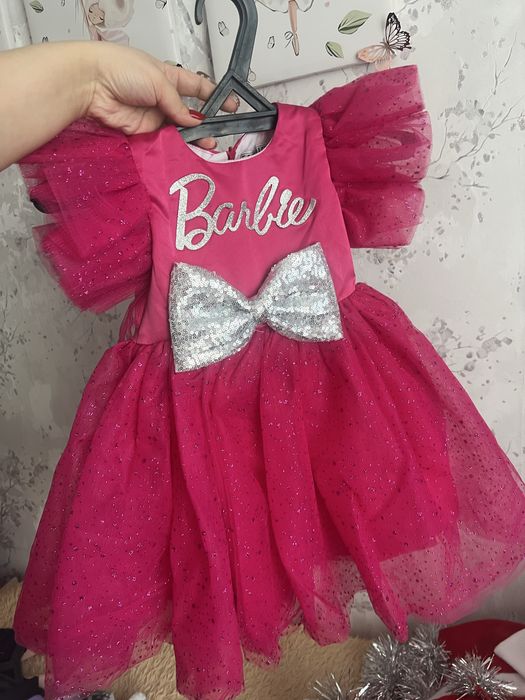 Продам платья на девочку 3-4 года