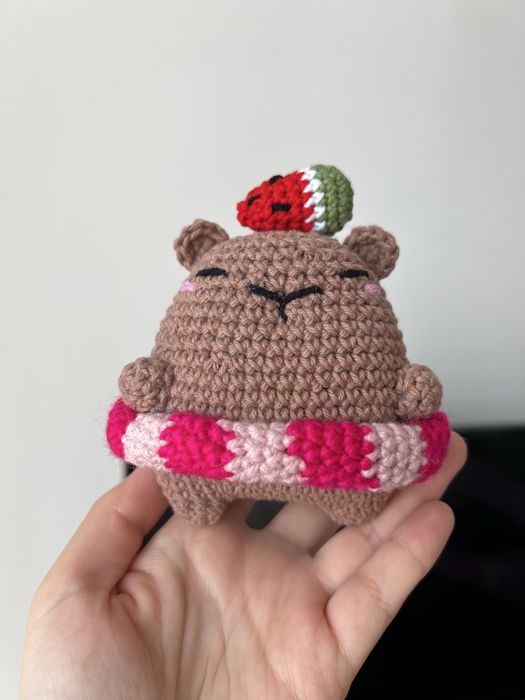 Capybara pregatita de petrecere la piscina, crosetat manual amigurumi - cadou handmade