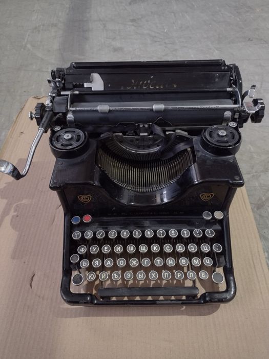 Антична пишеща машина Olivetti M40