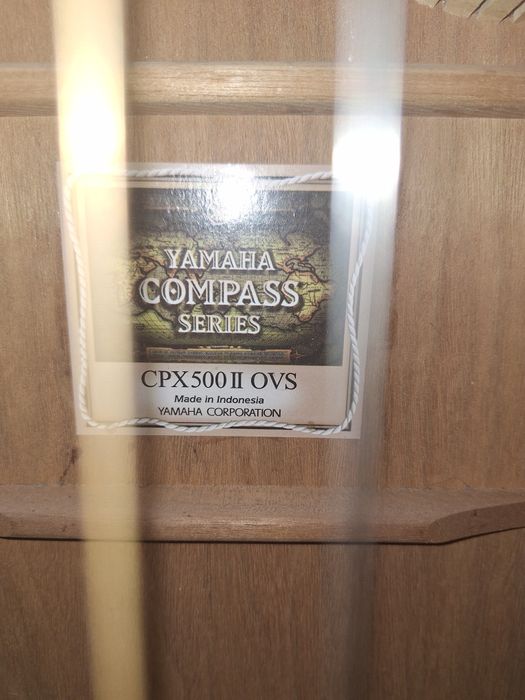 Электроакустическая гитара ямаха.