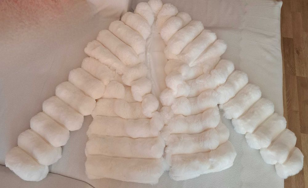 Бяло зимно палто