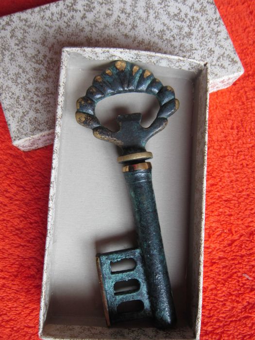 cadou rar Cheie tirbuson bronz  patinat  Germania 1960