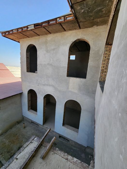 Hovli sotiladi juda yaxshi qurilgan