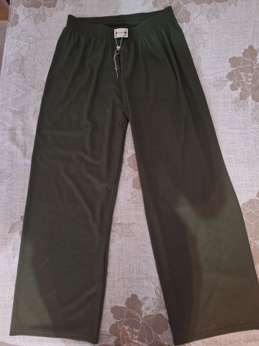 Pantaloni cu picior larg