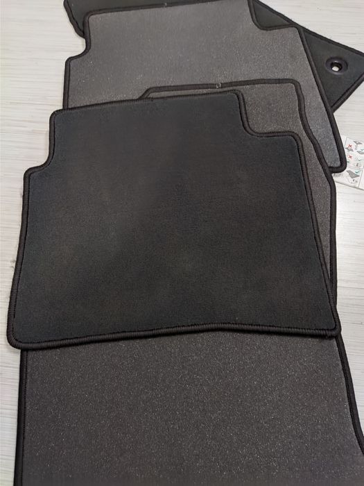 Комплект оригинални стелки за тойота приус(2016-2022) нови