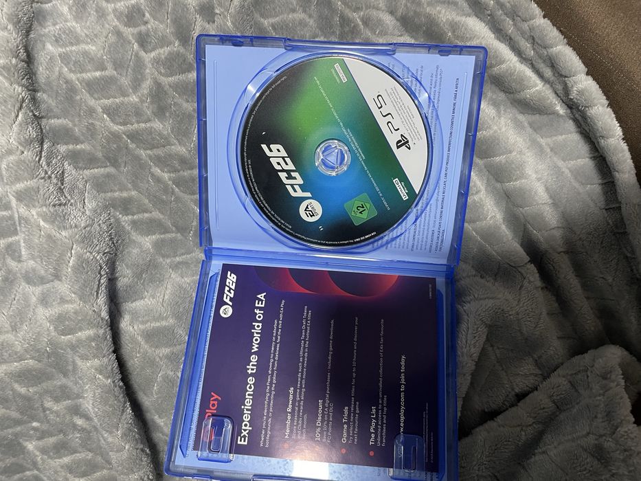 ps 5 de 1 T cu tot cu garantie!Plus un joc fifa 25