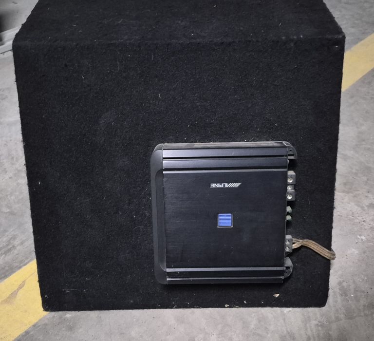 Продается сабвуфер "Helix", с усилителем "Alpine"