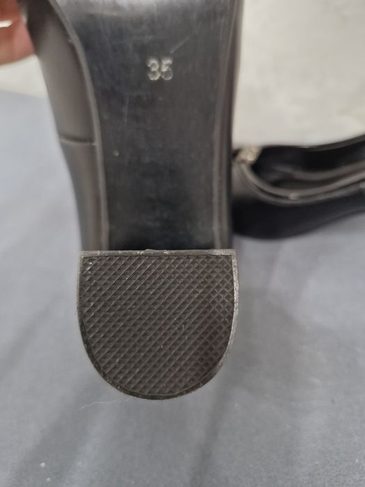 Продам кожаные туфли 35 размер новые