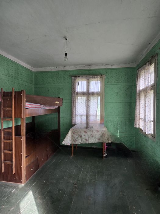 Едноетажна, тухлена къща в село Поликраище