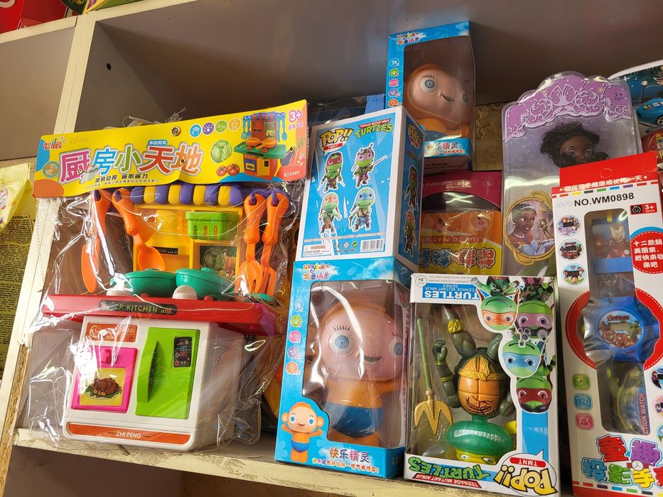 Разные игрушки от машин до кукол