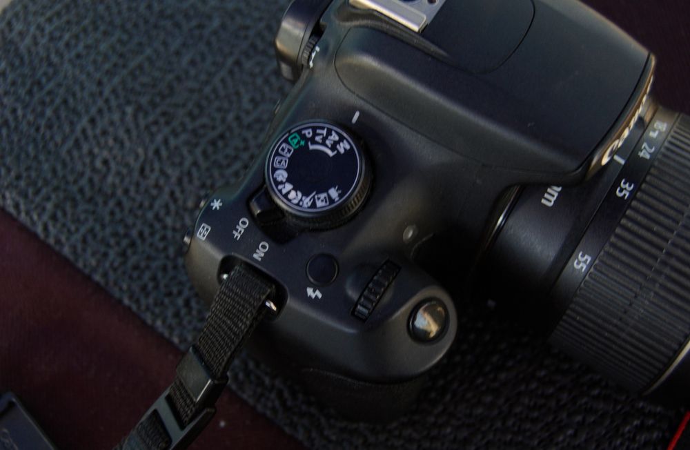 Kit DSLR Canon 1200D + Obiectiv 18-55mm Macro, stare impecabilă ca nou
