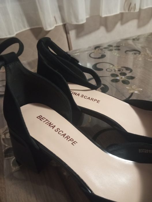 Vând pantofi eleganți