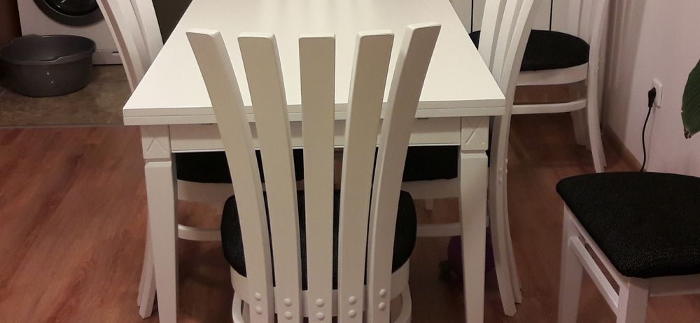 Маса със столове