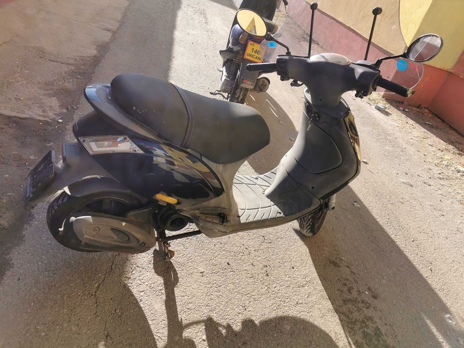 Schimb, Vând scuter Piaggio 50 cc 4t limitat 25kmh, si Yamaha Neo'S 50cc 2t