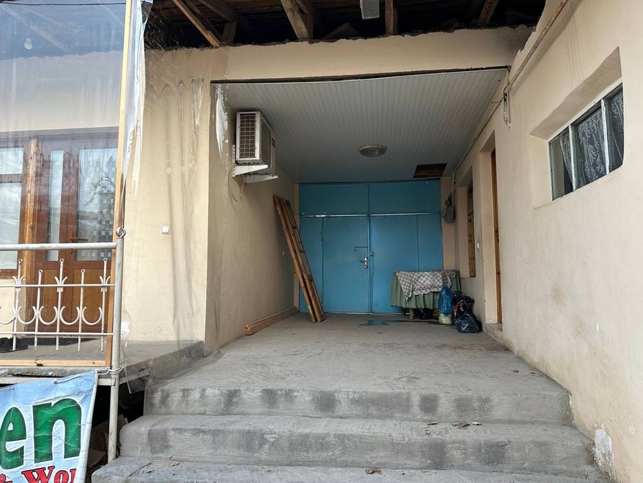 Чорсу бозори яқинида шинам ховли сотилади.4,33 сотих.8 хона.