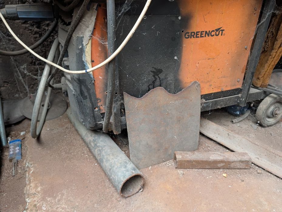 Utilaje atelier mecanic / confecții metalice – Strung SN 320, Mașină găurit, Aparat sudură, Polizor (Se vând și separat)