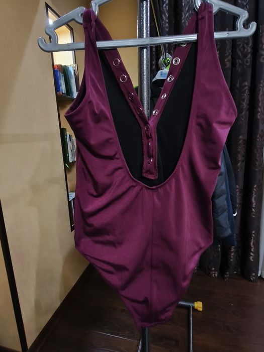 Эффектный слитный купальник