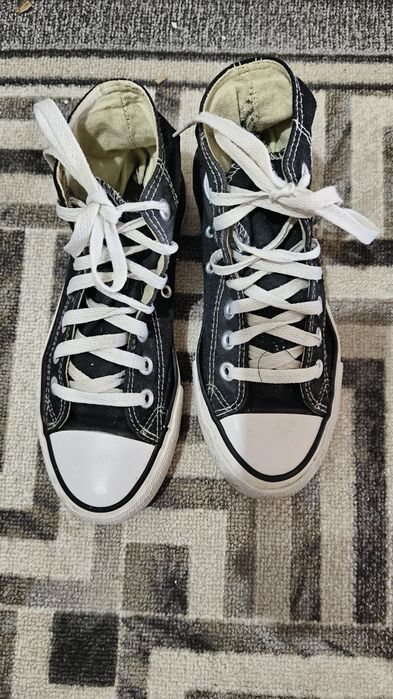 Аяқ киімдер сатылады