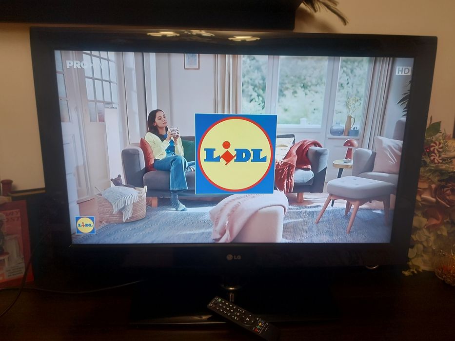 Televizor LG diagonala 94 cm