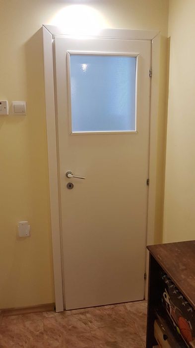 Продава дървена интериорна врата