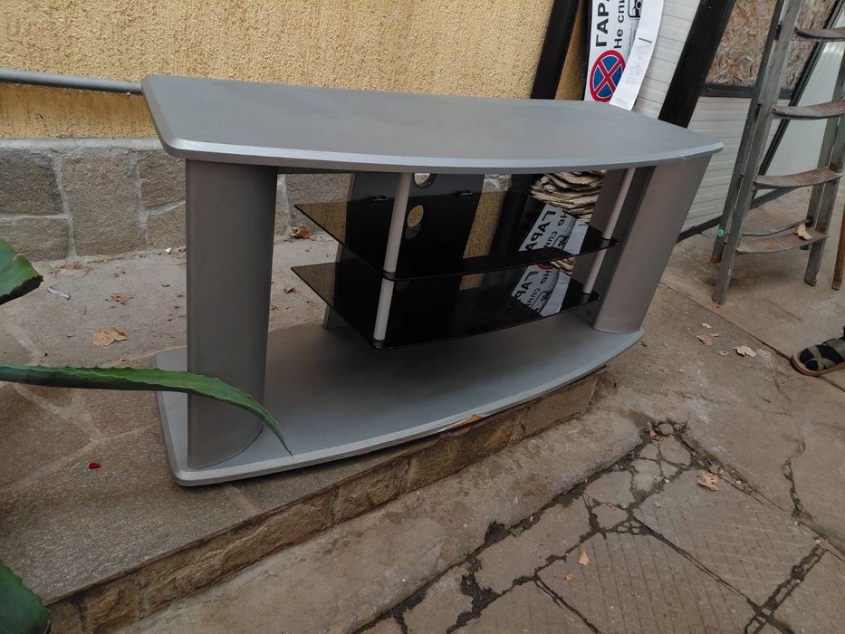 Шкаф за телевизор с две стъклени полици