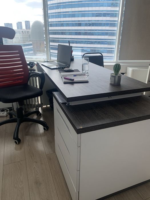 Столы, полоки, вешалка