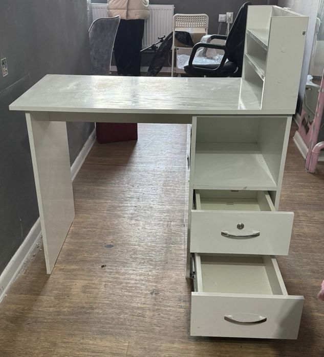 Срочно продам маникюрный стол