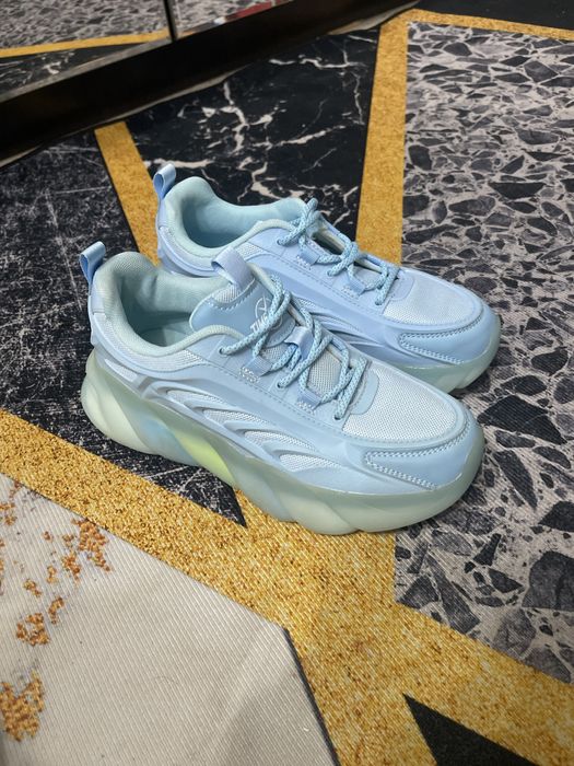 Новые женские кроссовки TimeJump