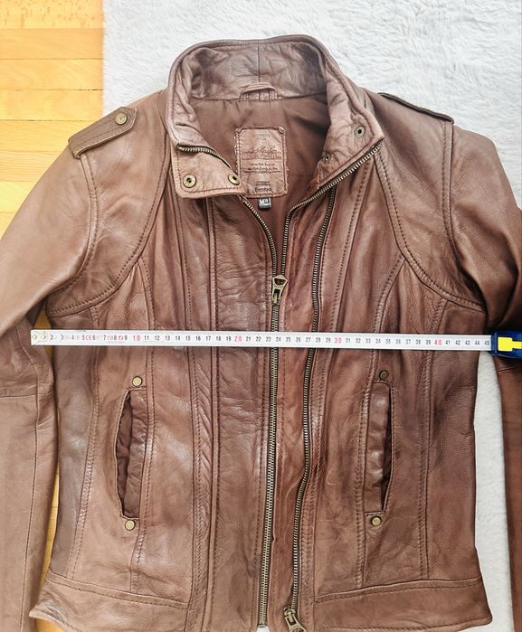 Vând geaca de piele naturala maro Bershka