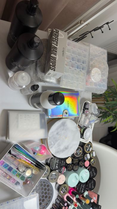 Masă manichiură, produse unghii, comodă, doua fotolii plus o floare decorativă