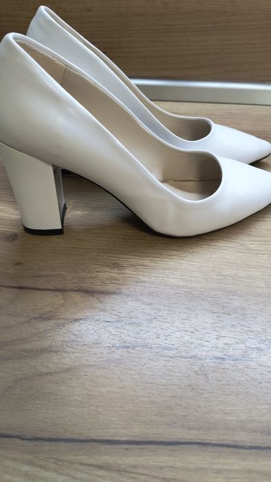 Бели обувки 38 номер