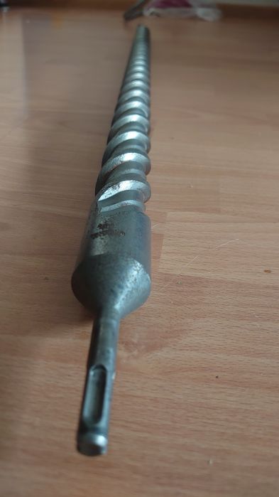 Продам Бур по бетону и гаечный ключ.