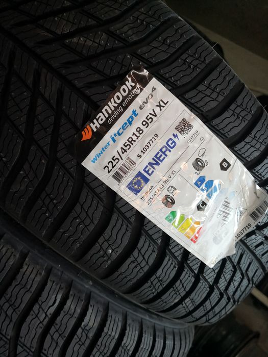 225 45 18 предни и 255 40 18 задни гуми спорт пакет hankook dot 26