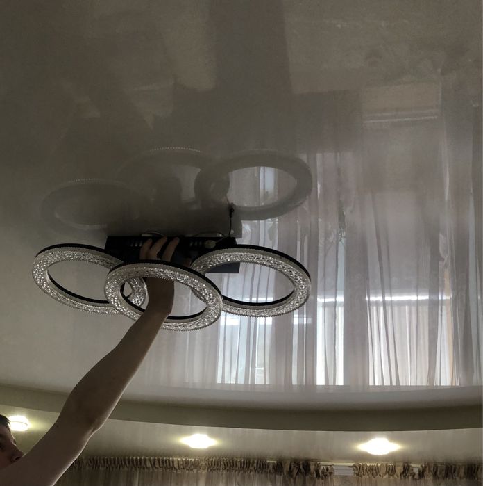 Продам новую люстрю.