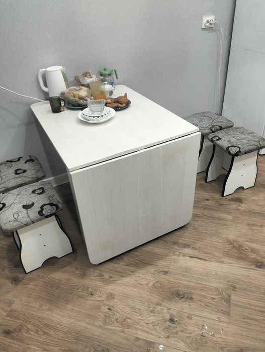 Стол с табуретками