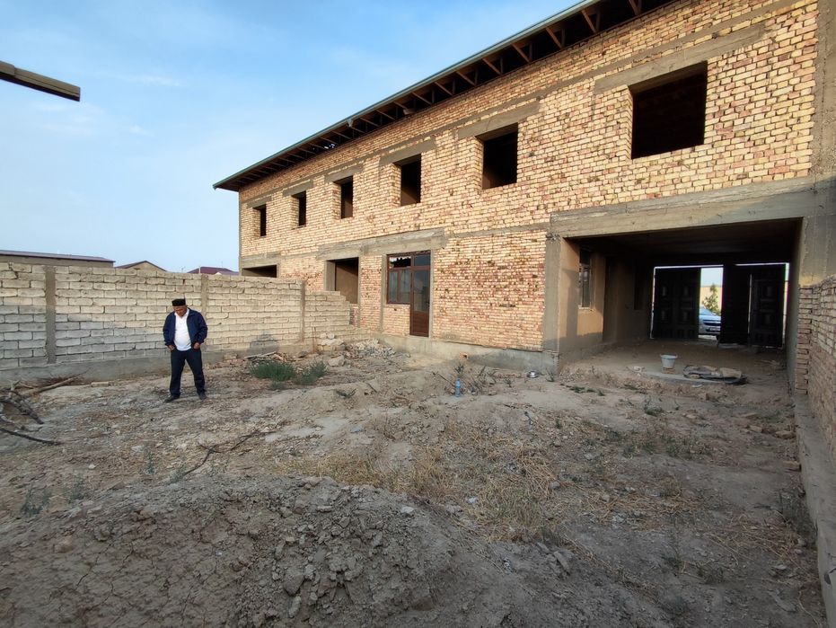 Katej uslubidagi hovli sotiladi.