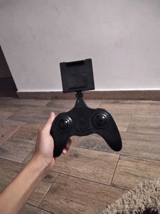 Dronă UGO cu camera prin ochelari  VR