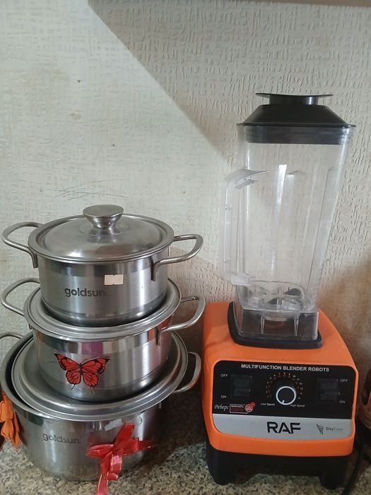 Продается блендер пользовались 2 раза коробка есть