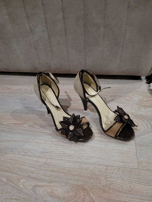 Продам туфли на каблуках