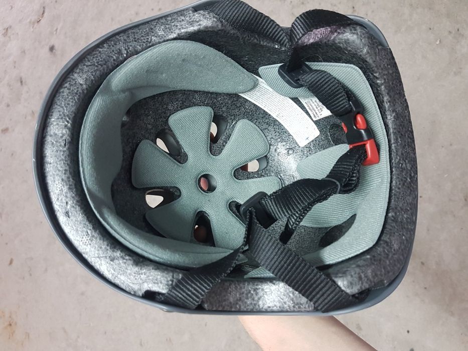 Каска за ролери и блейдове с наколенки