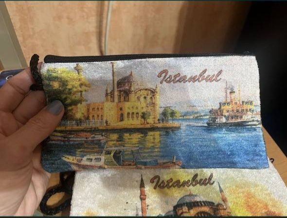 Косметички и зеркало для макияжа