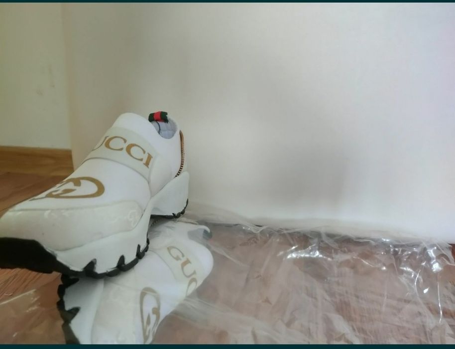 Кроссовки белые.